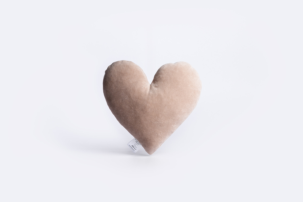 velur-ukrasni-jastucic-srce-smeda-1